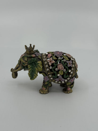 Kaunistustega elevandi-kujuline ehtekarp