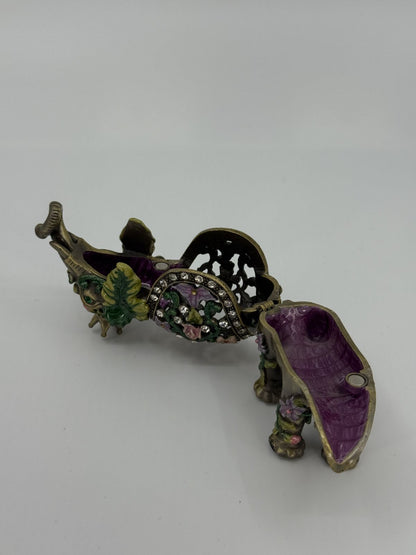 Kaunistustega elevandi-kujuline ehtekarp