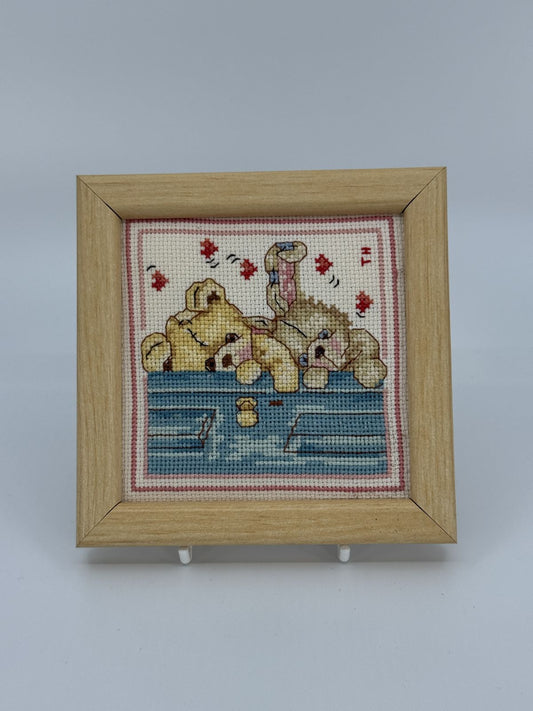 Tikandiga pildiraam mängukarudega