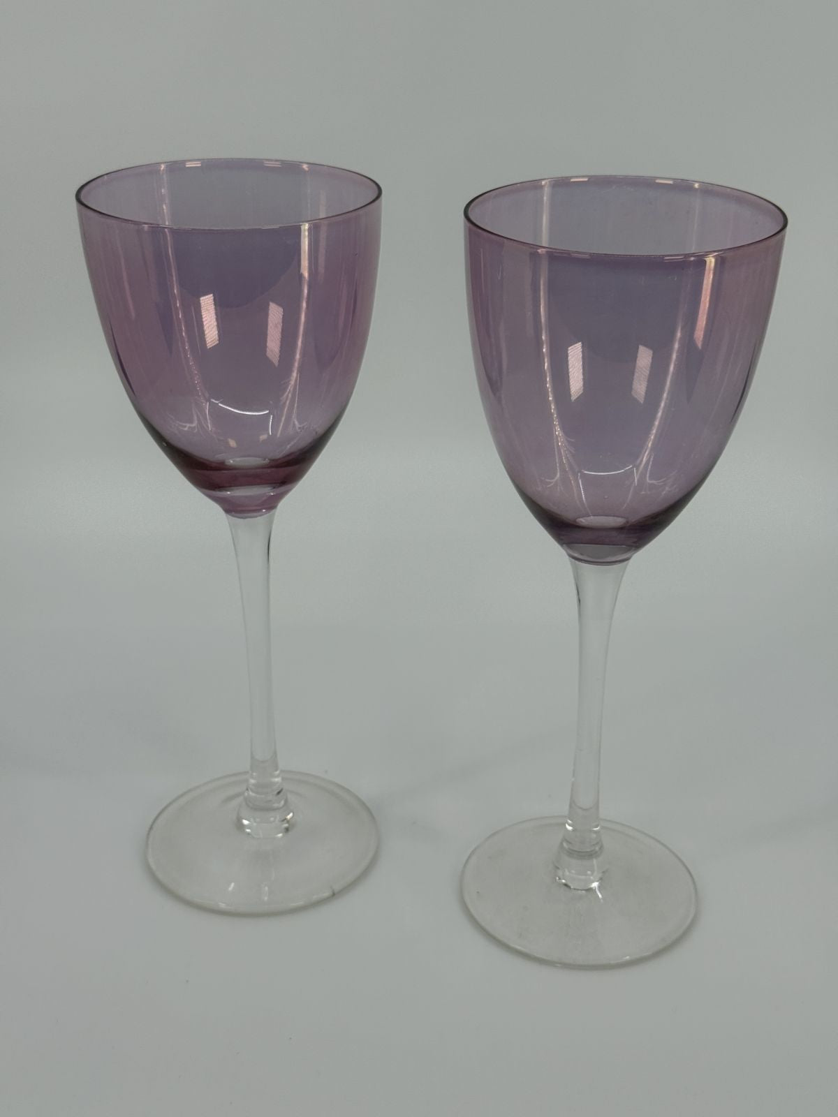 Lilla tooniga veiniklaaside paar