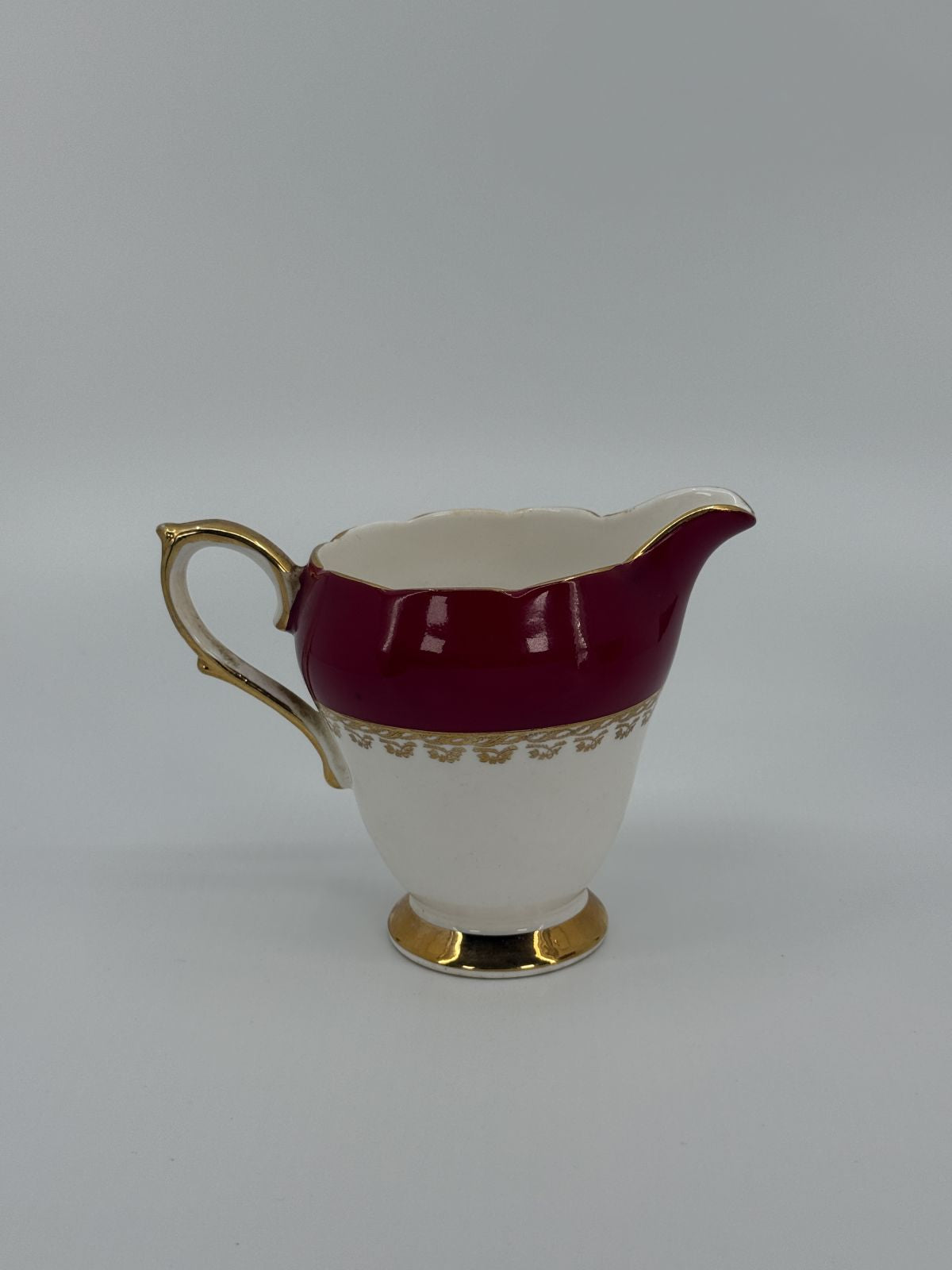 Punase ja kuldse servaga Sutherland Bone China teekomplekt