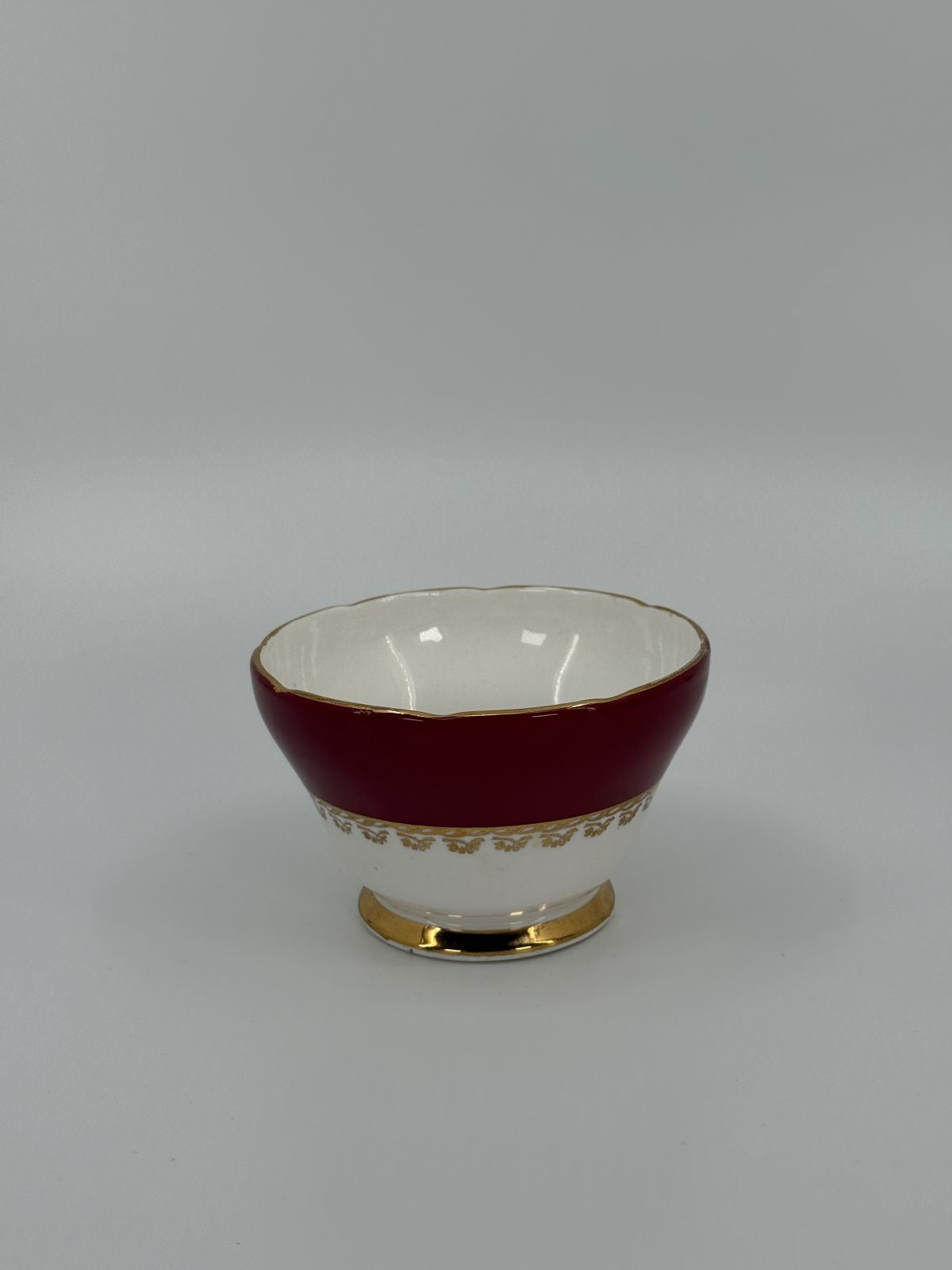 Punase ja kuldse servaga Sutherland Bone China teekomplekt