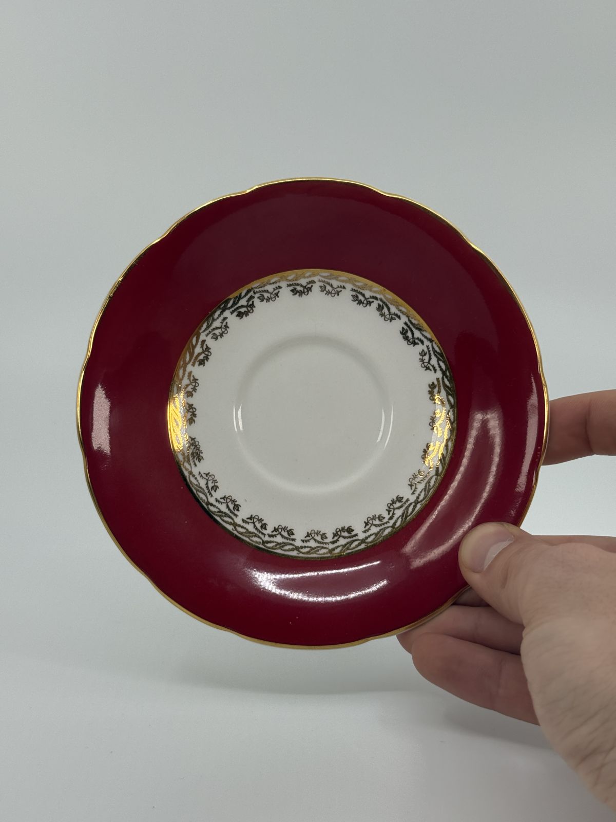 Punase ja kuldse servaga Sutherland Bone China teekomplekt