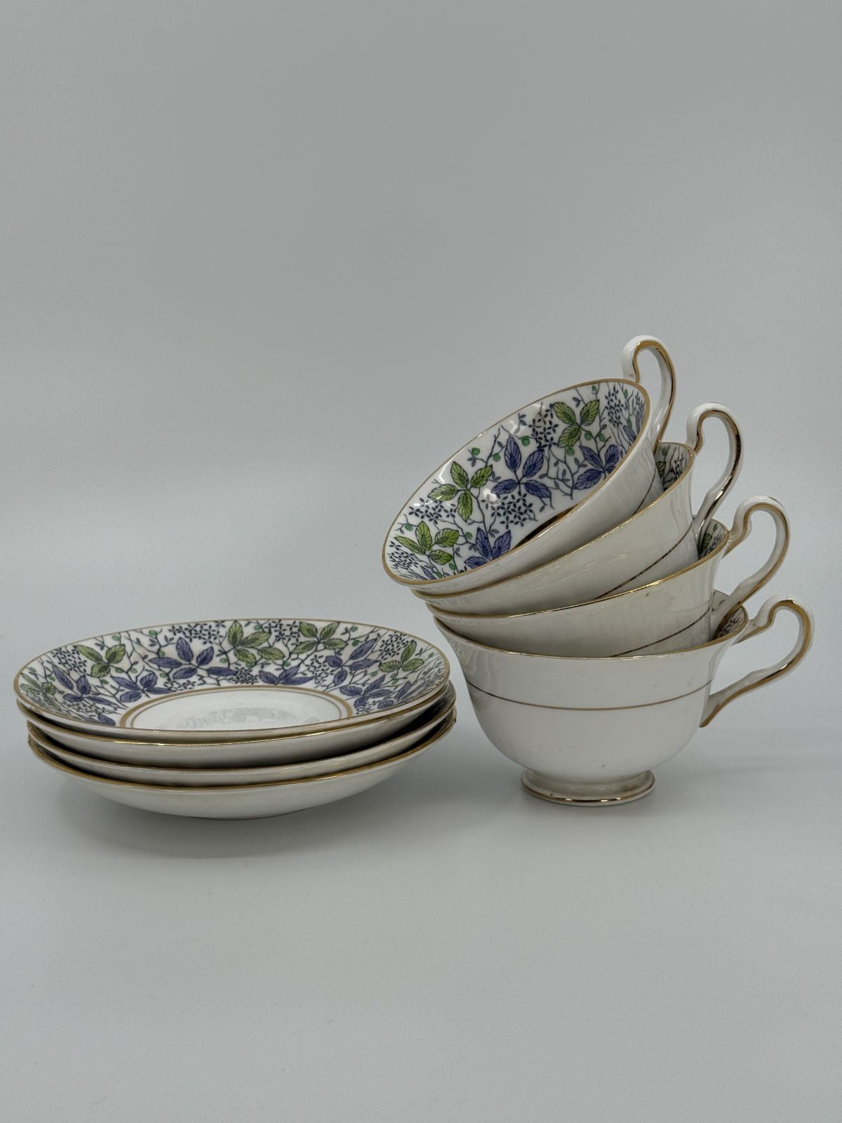 Teetasside ja alus­taldrikute komplekt