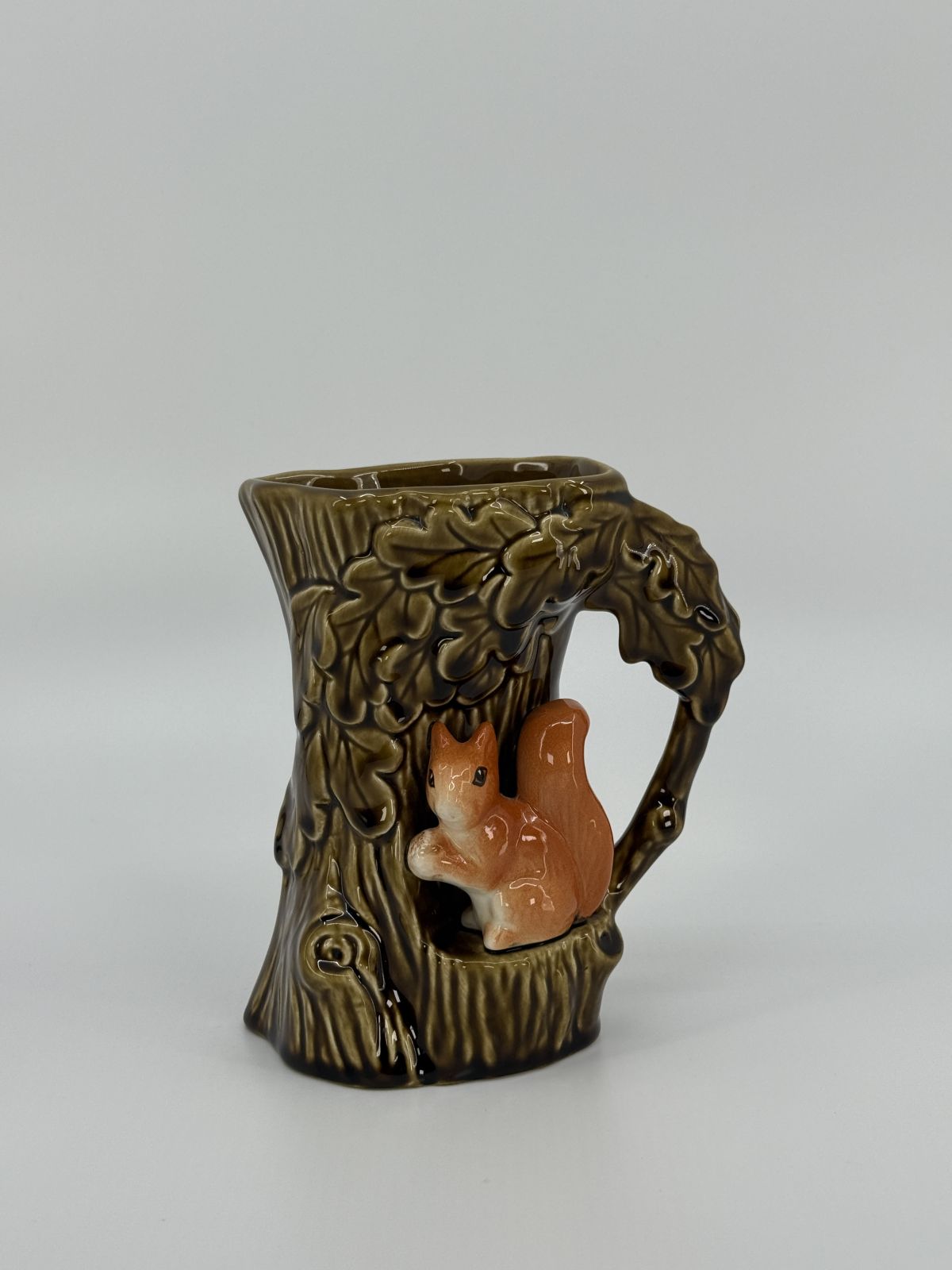 Keraamiline tammetüve kruus oravaga