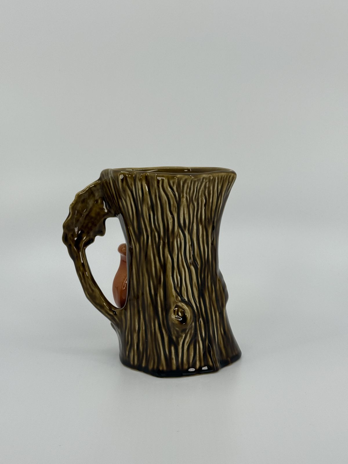 Keraamiline tammetüve kruus oravaga