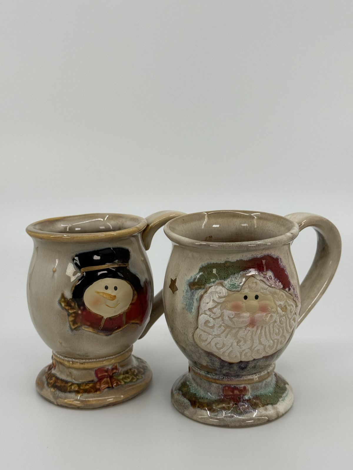 Jõuluteemalised keraamilised kruusid lumememm ja jõuluvana