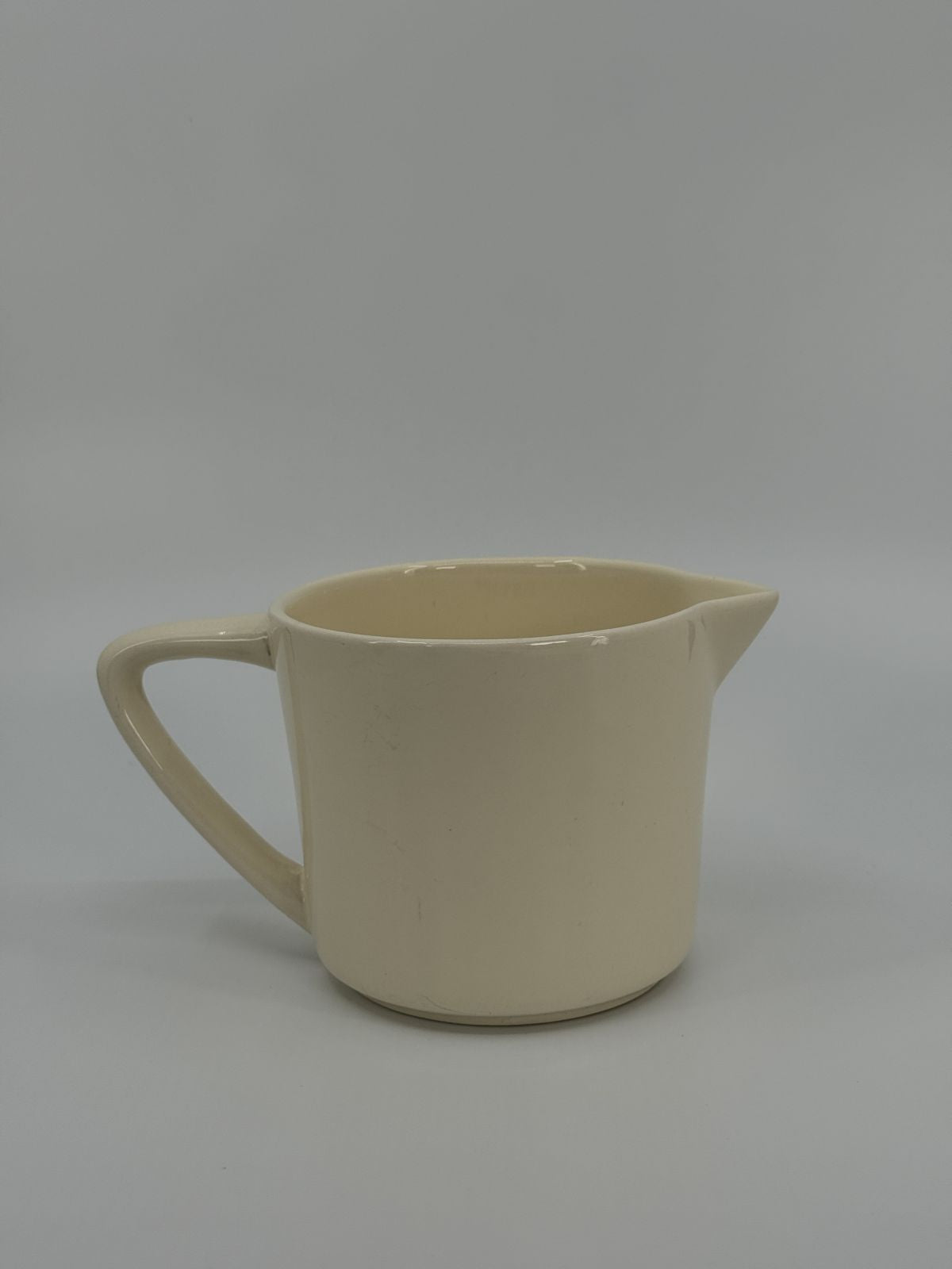 Guinnessi logoga keraamiline serveerimiskann