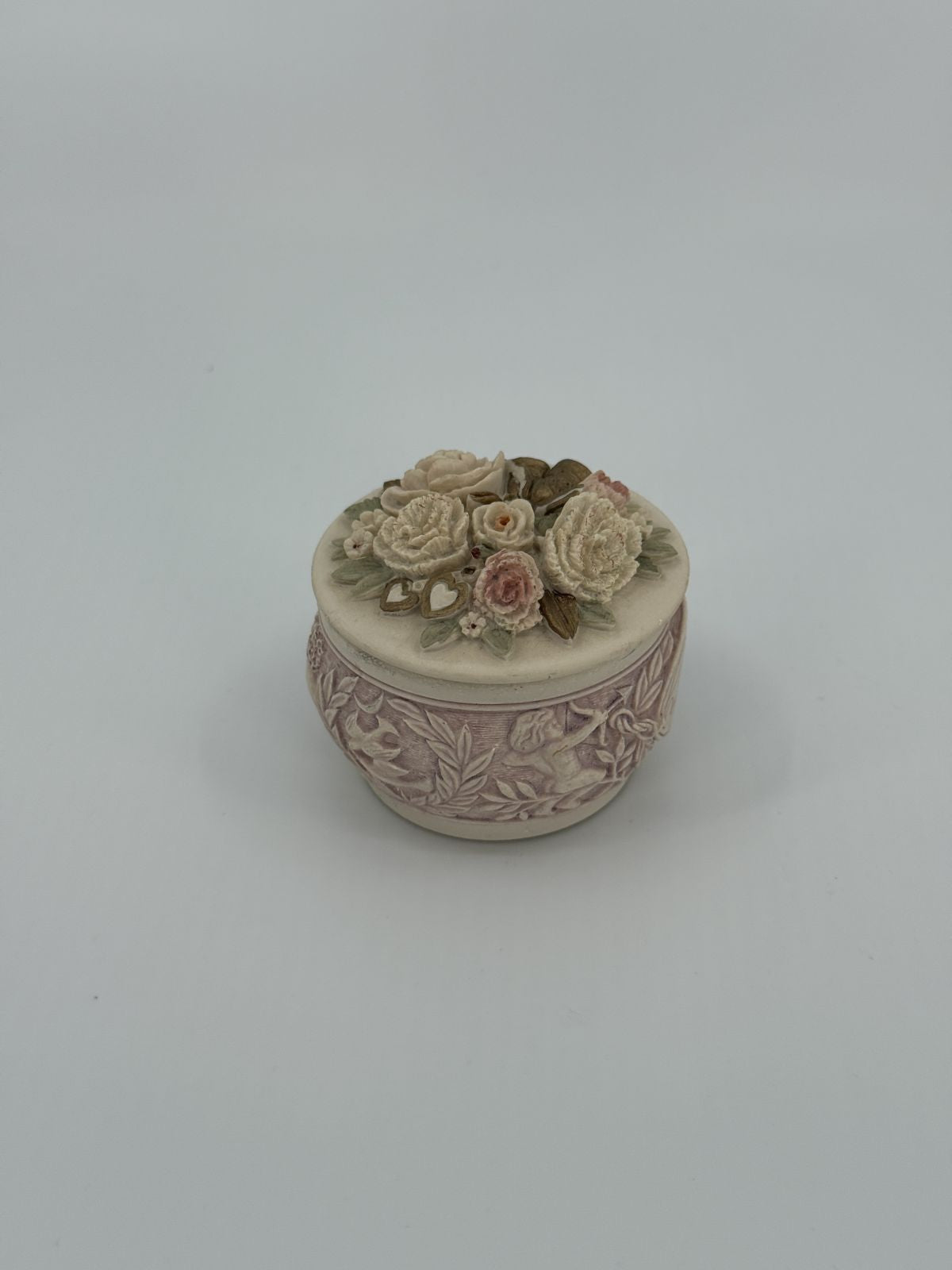 Käsivalmistatud lilledega kaanega kausike