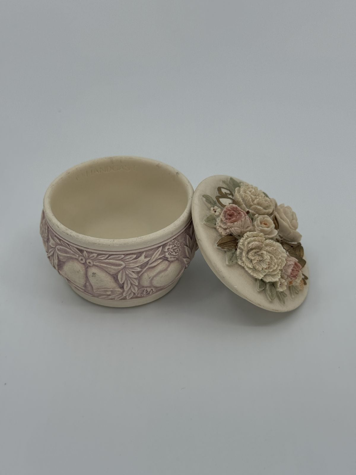 Käsivalmistatud lilledega kaanega kausike