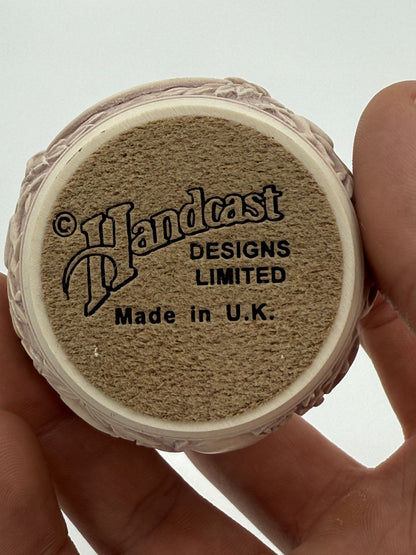 Käsivalmistatud lilledega kaanega kausike