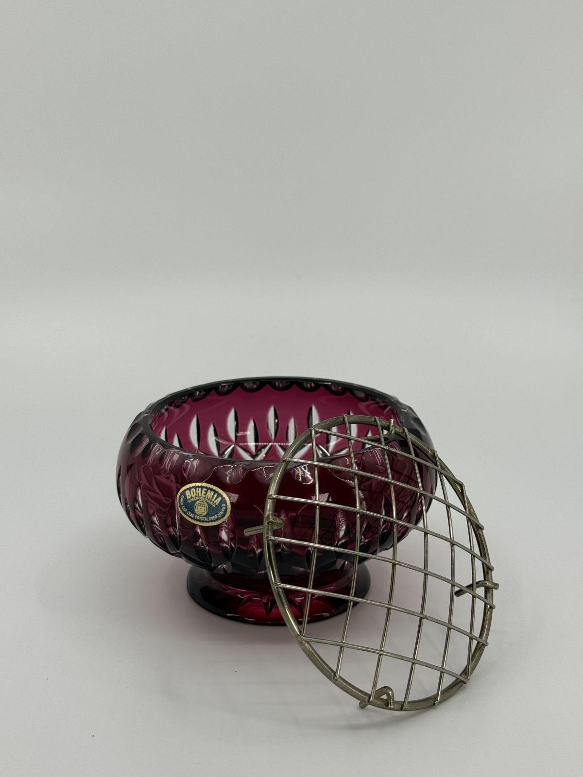 Vintage Bohemia punane kristallist lillevaas metallvõrega