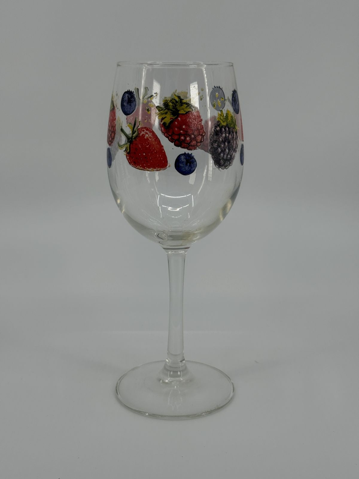 Marjamustriga klaasist joogipokaal