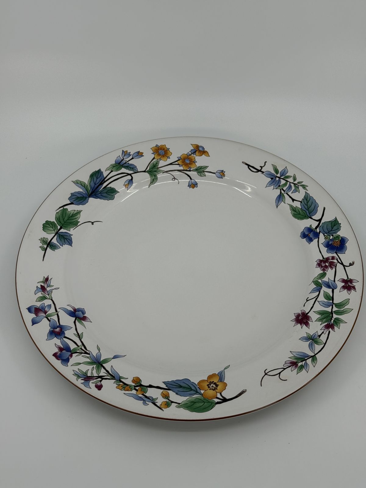 Suur lilleornamentidega taldrik