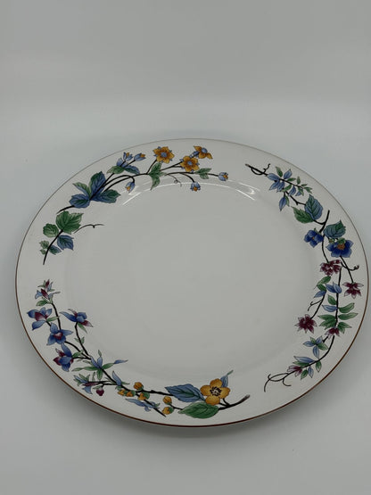 Suur lilleornamentidega taldrik