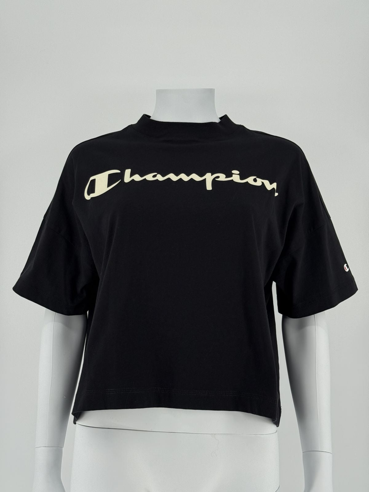 Naiste must lühike pluus