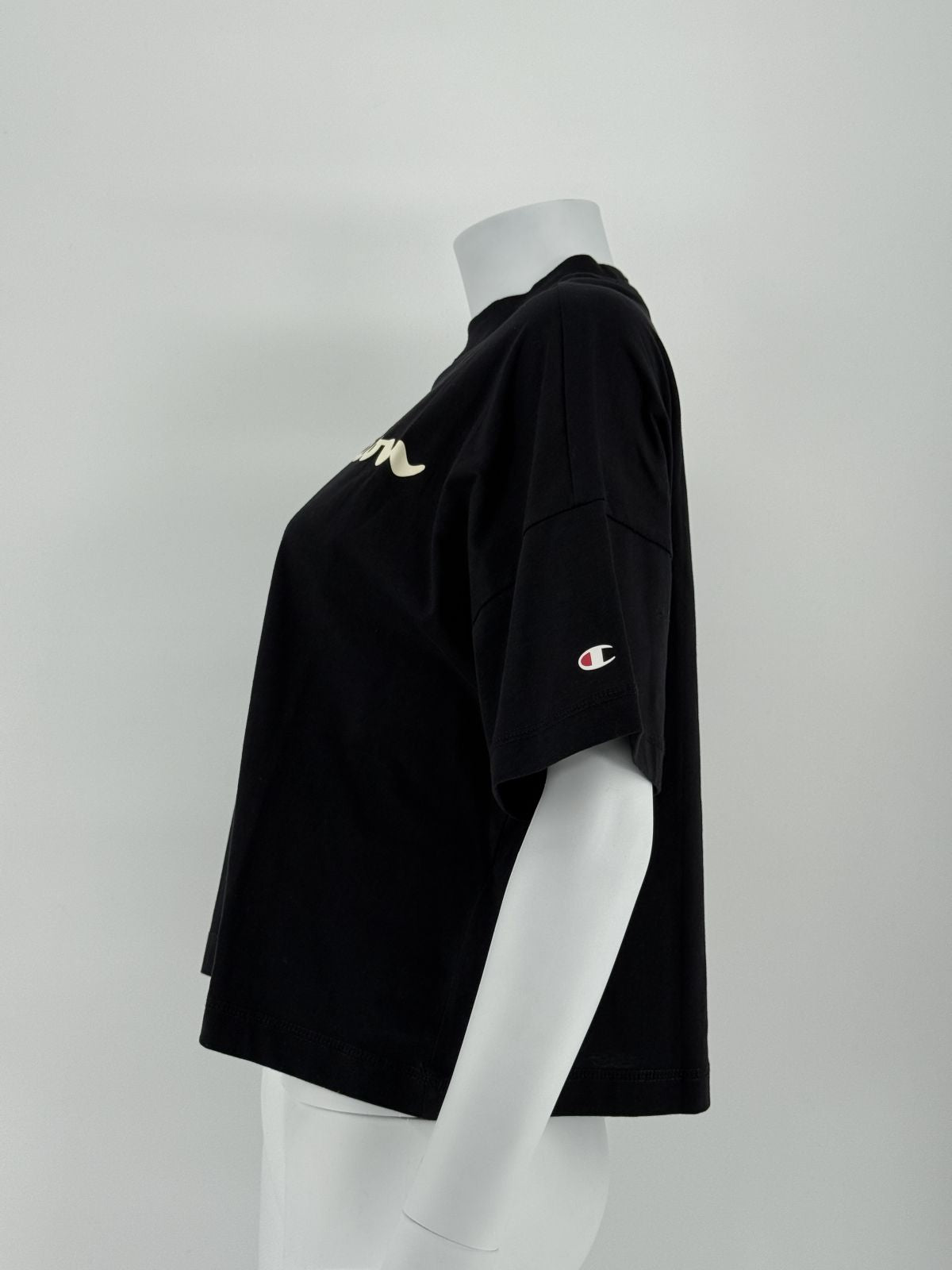 Naiste must lühike pluus