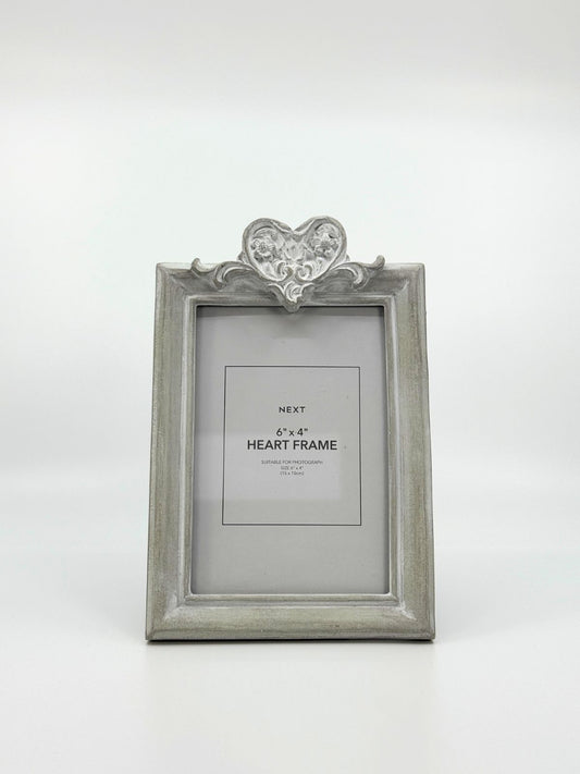 Hallikas fotoraam südame detailiga