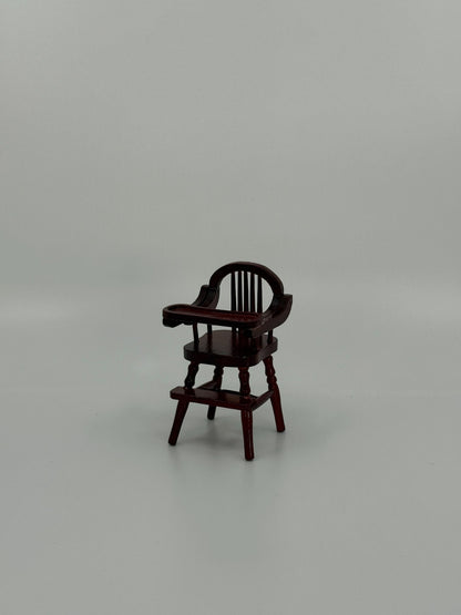 Miniatuurne puidust tool ja häll