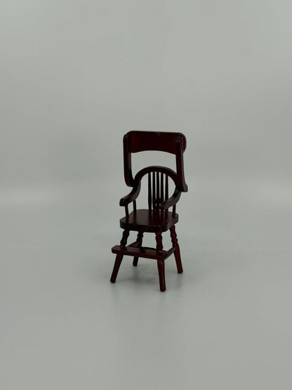 Miniatuurne puidust tool ja häll