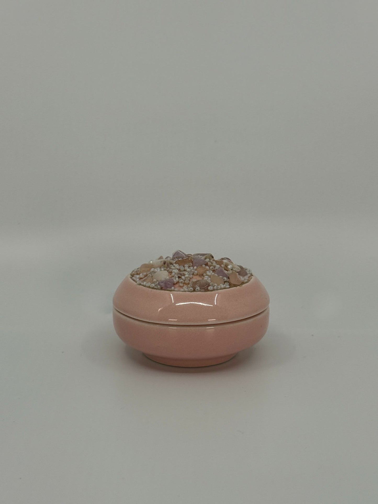 Roosa kaanega portselanist ehtekarp