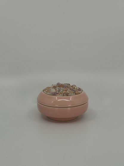 Roosa kaanega portselanist ehtekarp