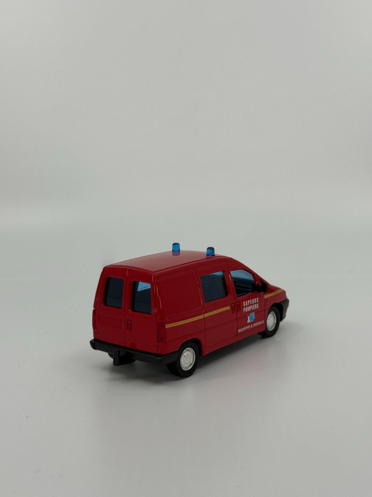 Punane kiirabiauto mudel