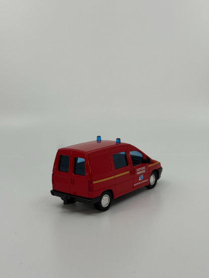 Punane kiirabiauto mudel