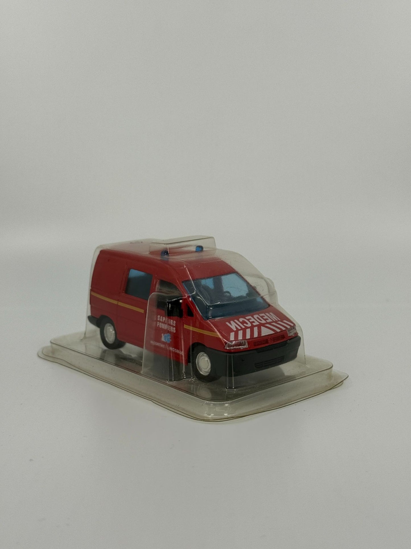 Punane kiirabiauto mudel