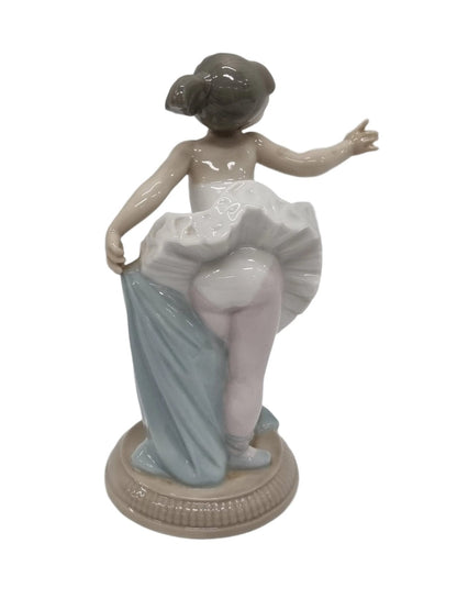 NAO Antiik portselanist kuju