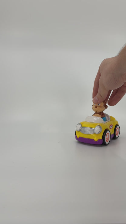 Kollane ahviga mänguauto