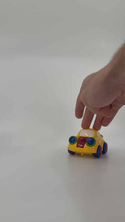 Kollane mänguauto värviliste ratastega