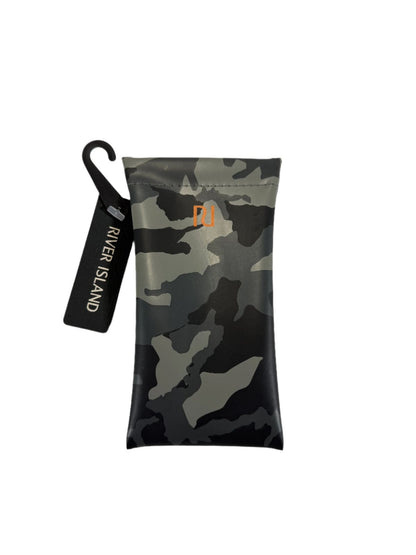 RIVER ISLAND Camo-mustriga prillikott