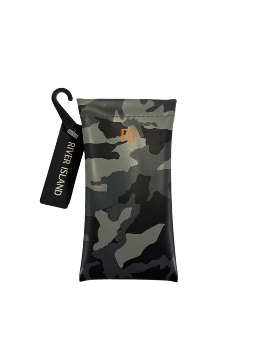RIVER ISLAND Camo-mustriga prillikott