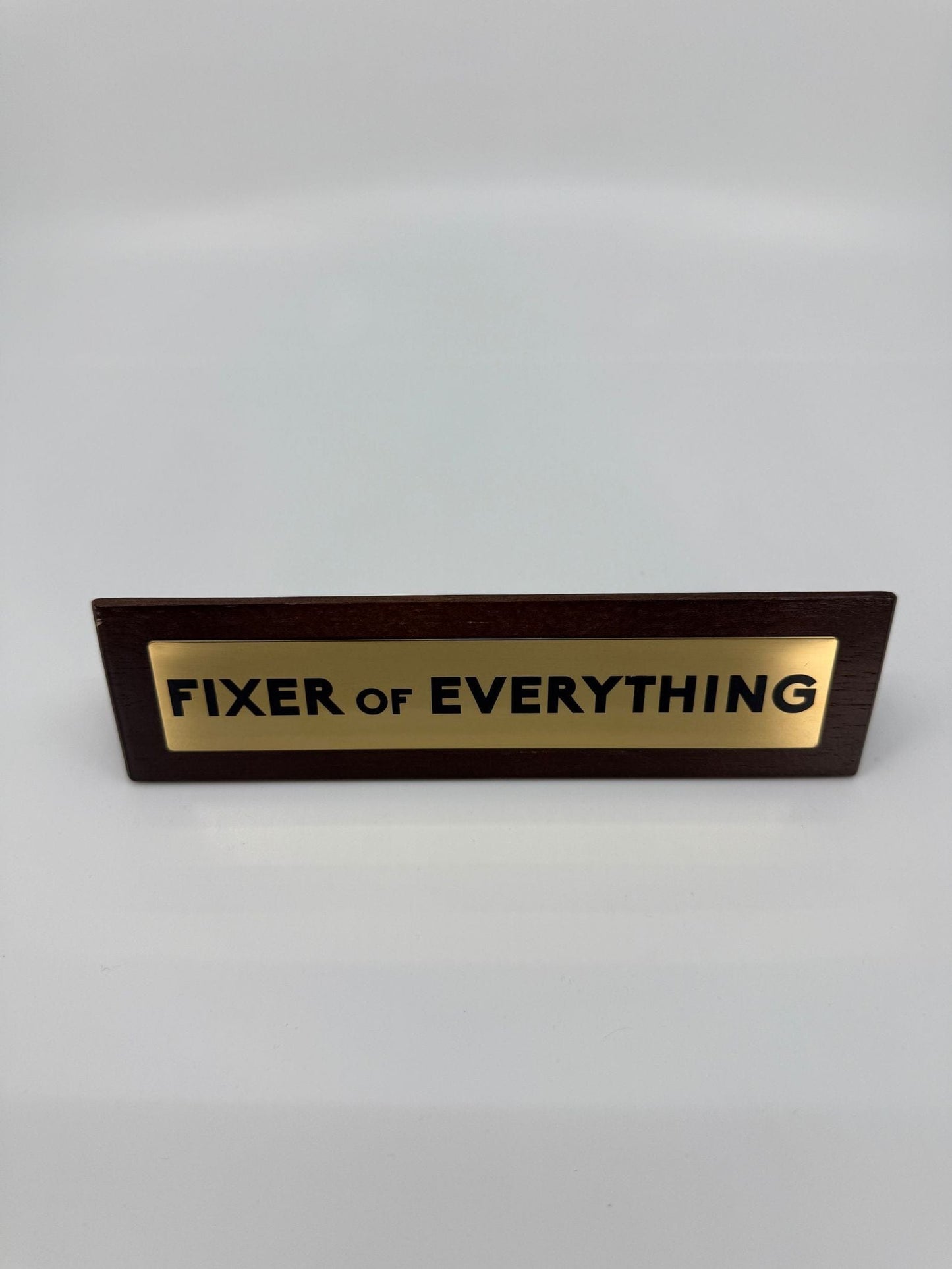 SECOND BEST TAASKASUTUS Dekoratiivne lauasilt “Fixer of Everything”