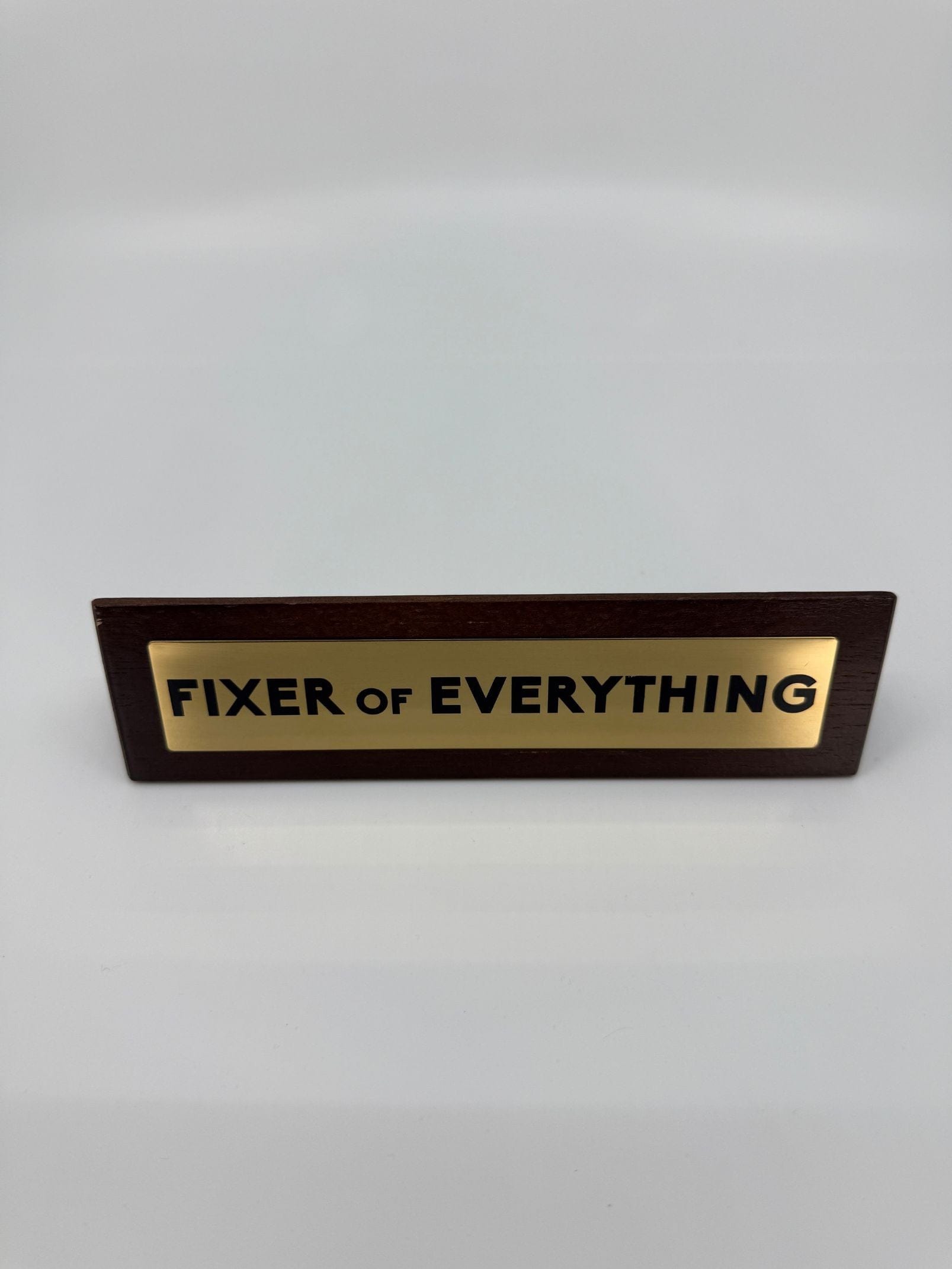 SECOND BEST TAASKASUTUS Dekoratiivne lauasilt “Fixer of Everything”