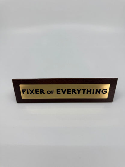 SECOND BEST TAASKASUTUS Dekoratiivne lauasilt “Fixer of Everything”