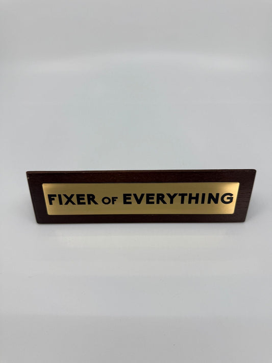 SECOND BEST TAASKASUTUS Dekoratiivne lauasilt “Fixer of Everything”