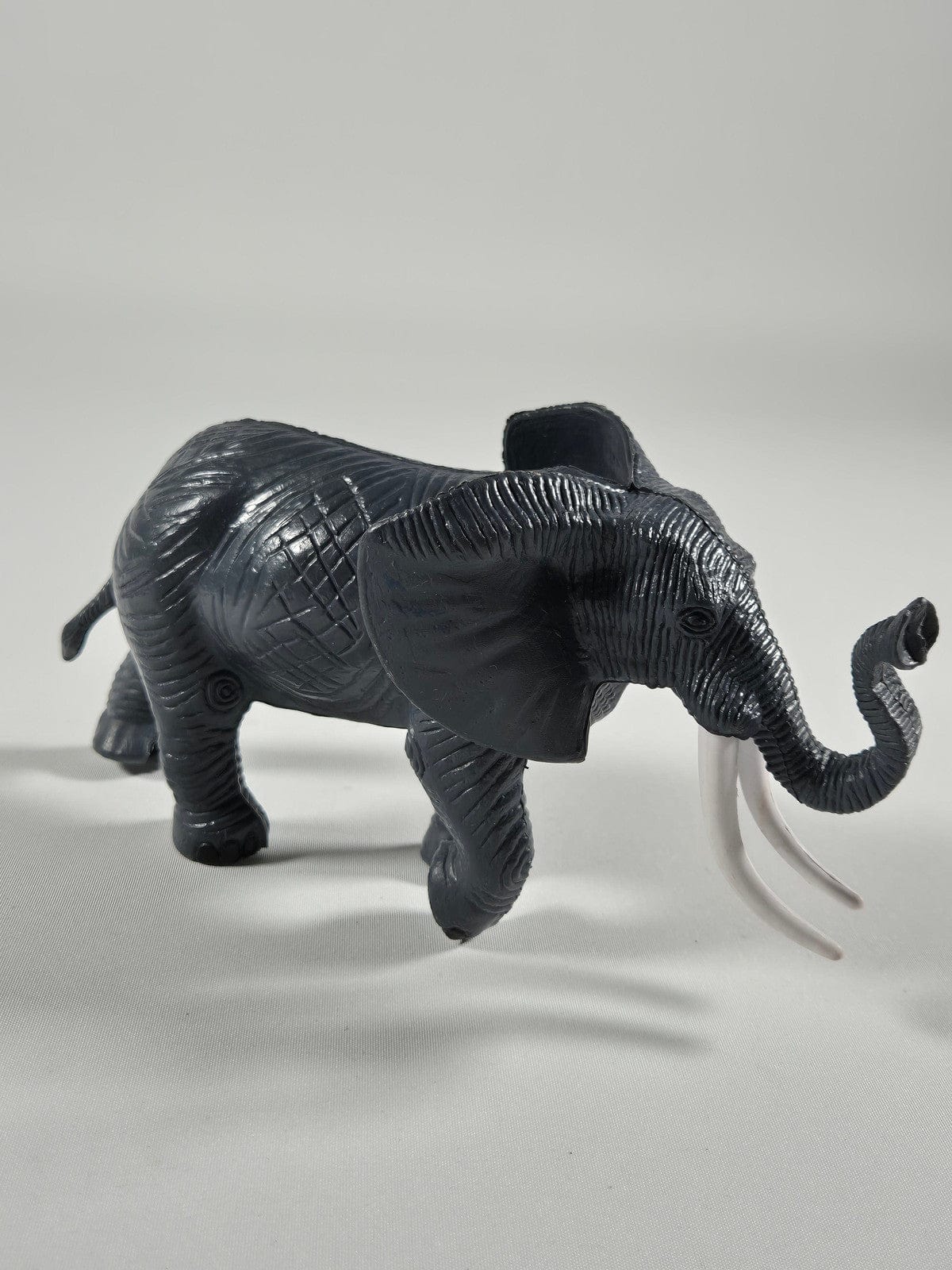 SECOND BEST TAASKASUTUS Elevant