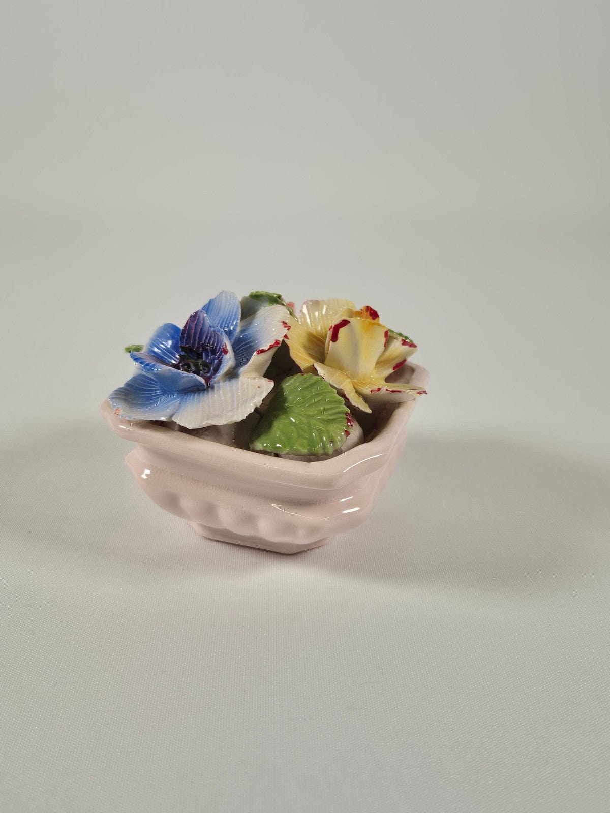 SECOND BEST TAASKASUTUS Portselanist lillekorv