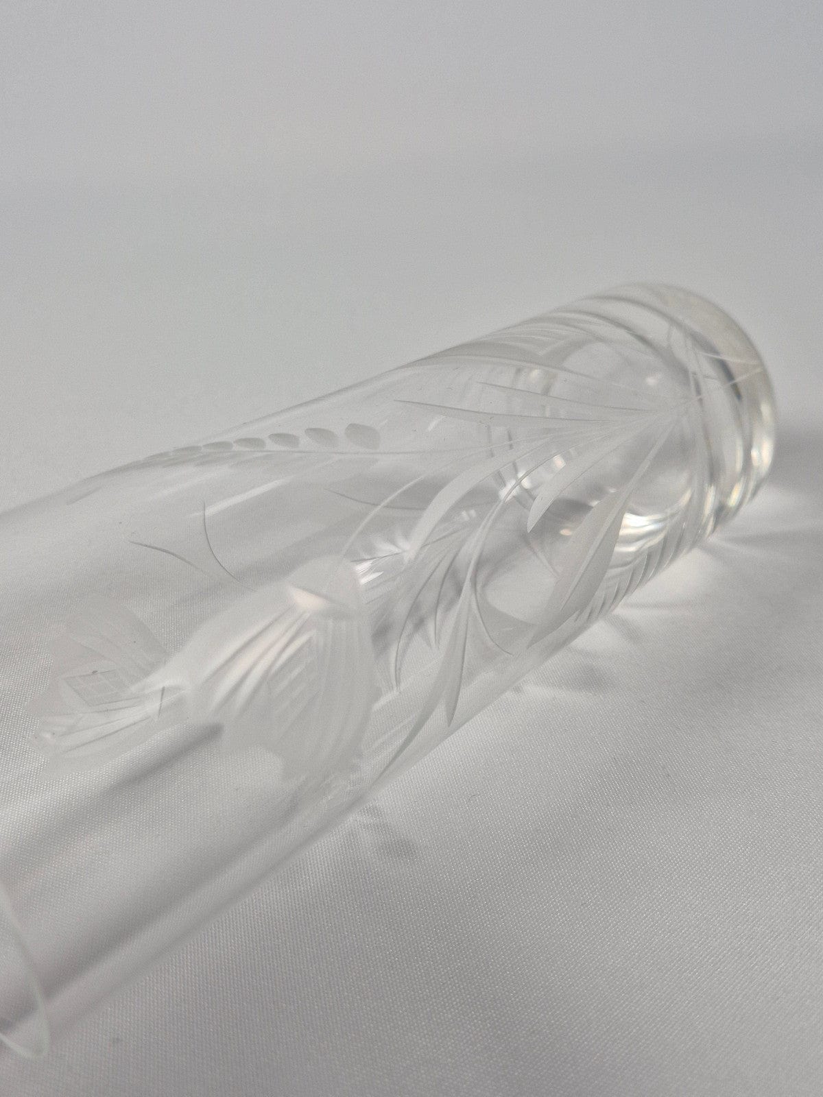 SECOND BEST TAASKASUTUS Vintage lillemustriline graveeritud klaasvaas