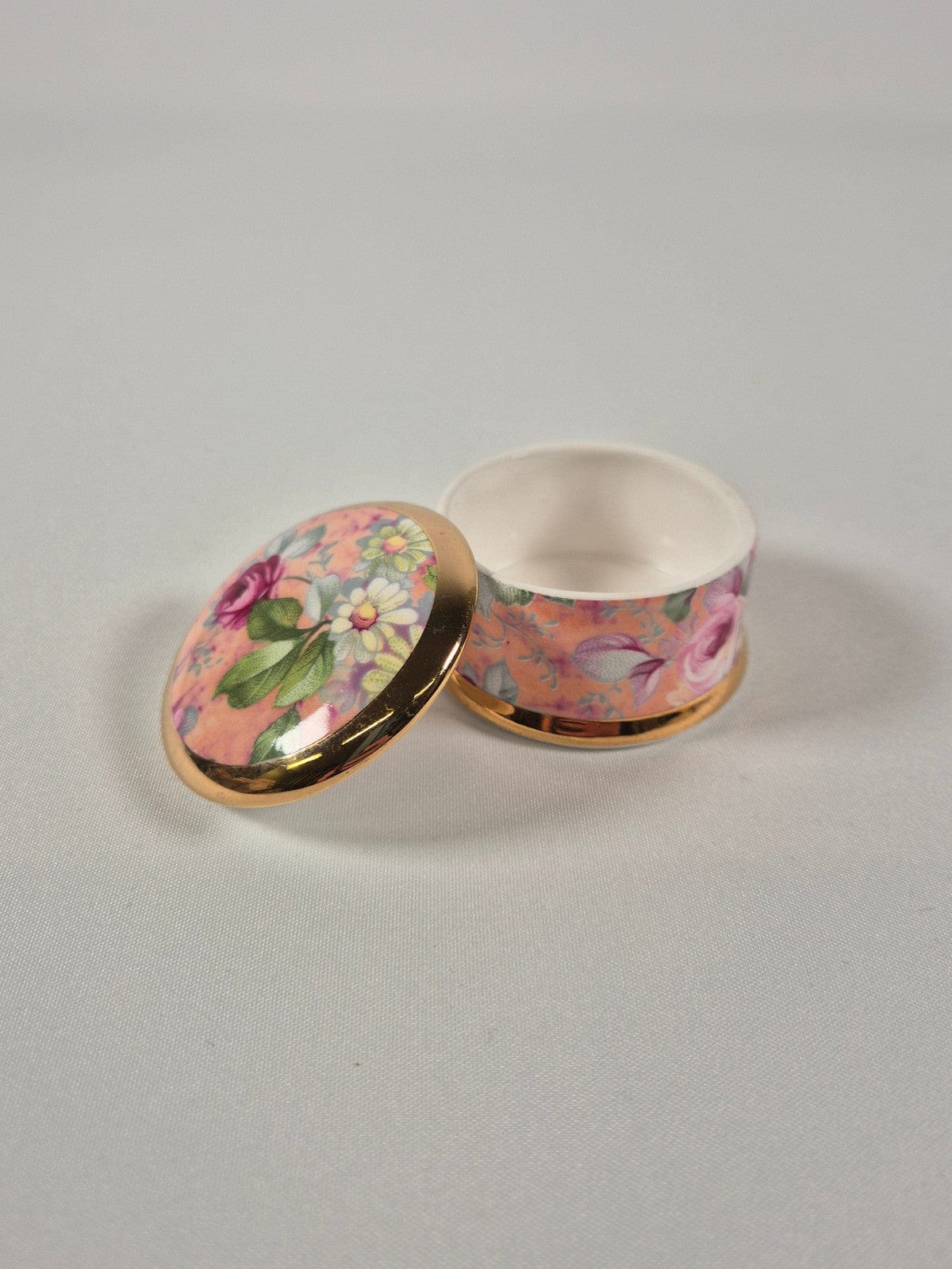 STAFFORDSHIRE Portselanist ehtekarp