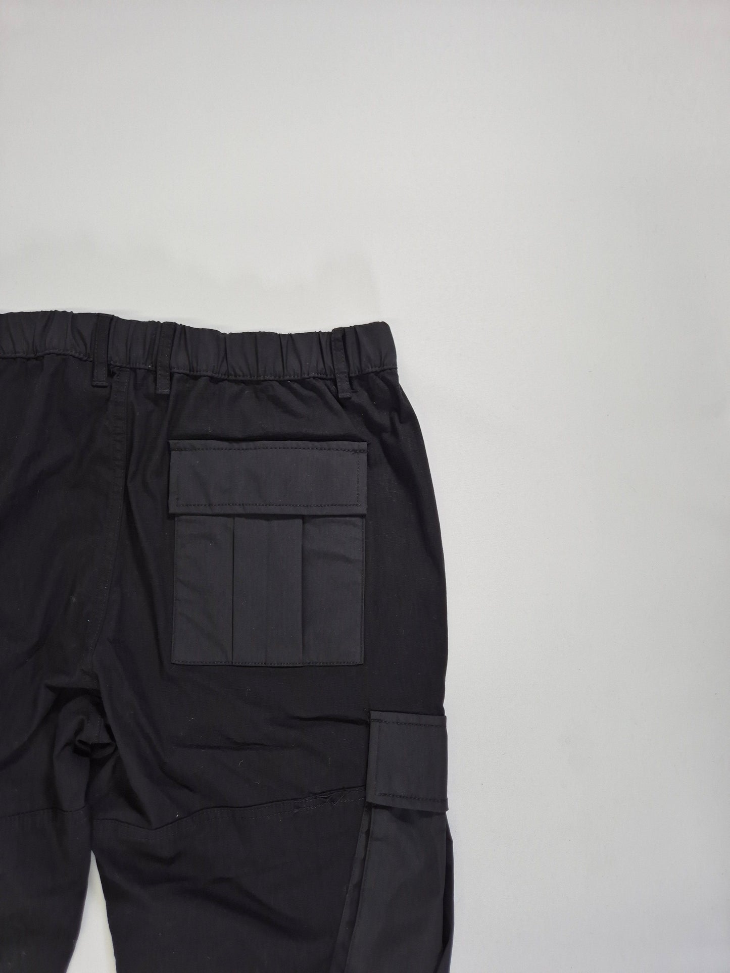 TOPMAN Meeste mustad taskutega püksid