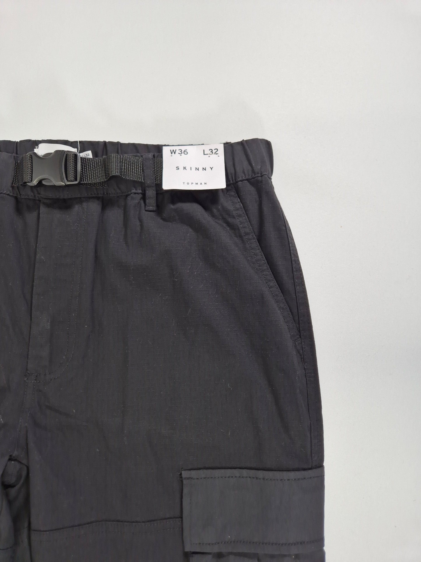 TOPMAN Meeste mustad taskutega püksid